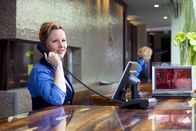 Sechserpack – In einem Hotel haben Service und Freundlichkeit die oberste Priorität. Was aber, wenn ein Hotelgast schon am frühen Morgen Telefonterror betreibt? Ist es da nicht menschlich, dass einer Hotelangestellten (Nina Vorbrodt) auch mal das Lächeln vergeht und ihr der Geduldsfaden reißt?