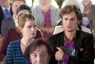 Fuchs und Gans – ARD/HEITER BIS TÖDLICH - FUCHS UND GANS, neue Krimiserie (16 Folgen), Folge 9 "Der Papst kommt"50 Uhr im Ersten. Lesung in Bad Urach: Emily Gans (Mira Bartuschek, l.) ) kann nicht verstehen, warum Ebsi Eisele (Marcus Morlinghaus, r.) so für die Bücher des Bestsellerautors Peter Papst schwärmt.