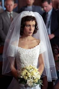 Charmed - Zauberhafte Hexen – Phoebe (Alyssa Milano) ist im Heiratsstress: Die Hochzeit soll der schönste Tag ihres Lebens werden und keinesfalls durch dramatische Zwischenfälle getrübt werden.