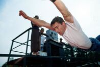 Kommissar Rex – Alexander Brandtner (Gedeon Burkhard, r.) hechtet in die Donau, um ein Beweisstück zu sichern.