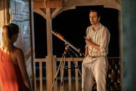 Death in Paradise – Sophie Chambers (Chelsea Edge) überrascht Neville Parker (Ralf Little) mit einem unerwarteten Besuch.