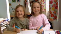Die Sendung mit dem Elefanten – Marilu und Emelie sind Zwillingsschwestern. Der einzige Unterschied zwischen den beiden ist, dass Marilu mit der rechten und Emelie mit der linken Hand malt.