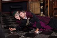 Father Brown – Verity (Sylvestra Le Touzel) stürzt sich auf Pater Ignatius (Anton Lesser), um an den Rosenkranz zu kommen.