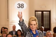 Hacks – Deborah (Jean Smart) bietet verbissen auf ein Gemälde von Kandinsky, obwohl sie den Künstler kaum mag. Doch was steckt wirklich hinter ihrem ungewöhnlichen Verhalten?