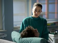 In aller Freundschaft – Schwester Arzu (Arzu Bazman) macht sich große Vorwürfe, da sie glaubt, Schuld an dem Unfall von Dr. Niklas Ahrend (Roy Peter Link) zu sein, bei dem dieser schwer verletzt wurde. Obwohl sie weiß, wie sehr es ihren Mann Dr. Philipp Brentano verletzt, bleibt sie die ganze Nacht an Niklas' Krankenbett.