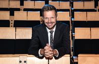 Spätschicht - Die SWR Comedy Bühne – Einmal im Monat, freitags um 23.30 Uhr, empfängt Gastgeber Florian Schroeder vor Publikum im Kleinen Haus des Staatstheaters Mainz vier bis fünf Kabarettisten und Comedians zu 45 kurzweiligen Minuten. Florian Schroeder.