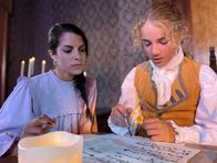 Triff... – Schon in früher Kindheit ist der junge Mozart (Jonah Splettstößer) eifrig am Musizieren und Komponieren.