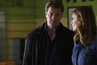 Castle – Untersuchen den Mord an einer Internet-Ikone: Castle (Nathan Fillion, l.) und Beckett (Stana Katic, r.) ...