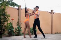 Stadt Land Kunst – Im Land des „Pura Vida“ sind gute Laune, Fiesta und Tanz tonangebend. In Costa Rica lässt man keine Gelegenheit aus, ein Tänzchen aufs Parkett zu legen.