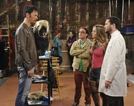 The Big Bang Theory – Penny (Kaley Cuoco, 2.v.r.) verliert ihre Rolle als Gorilla-Girl und ist völlig verzweifelt. Auch Leonard (Johnny Galecki, 2.v.l.) und Will Wheaton (Will Wheaton, r.) können Kenneth (Steve Valentine, l.) nicht umstimmen ...