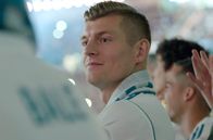 Kroos – Toni Kroos: Weltmeister 2014, viermaliger Champions-League-Sieger. Doch die Fußballfans sind gespalten: Die einen sehen in ihm einen herausragenden Mittelfeldstrategen, die anderen einen Phlegmatiker, der sein Potenzial nicht ausschöpft.