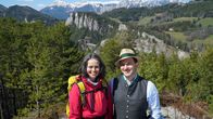 Hoagascht – Patrick Eisl mit Luxusgämse Wanderführerin Irene Beckmann beim 20 Schilling-Blick am Wolfsbergkogel während ServusTV’s „Hoagascht – Im Zug der Zeit“ am Semmering, Österreich am 4. April 2025.
