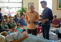 Under the Dome – Um kein Misstrauen bei den Bewohnern zu erwecken, helfen Big Jim (Dean Norris, stehend l.) und Junior (Alex Koch, stehend r.) bei der Versorgung der Kranken mit ...