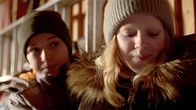 Wahrheit oder Pflicht – Daniel (Viljar Knutsen Bjaadal, l.) und Sanne (Tilde Ender Søvik) haben sich in einer Garage versteckt, weil Daniel ein Fenster in der Nachbarschaft eingeschossen hat. Hier kommen sie sich ein bisschen näher.