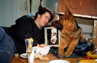 Kommissar Rex – Kommissar Moser (Tobias Moretti, l.) und sein Partner Rex haben die Silvesternacht feuchtfröhlich verbracht. Während sie gebührend das neue Jahr gefeiert haben, sind in einem gutbürgerlichen Reihenhaus grausige Dinge passiert ...