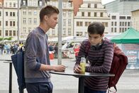 In aller Freundschaft – Bastian Marquardt (Johann Lukas Sickert, li.) trifft auf dem Schulheimweg Jonas Heilmann (Anthony Petrifke, re.). Jonas kommt mit dem Tod seiner Oma gar nicht zurecht und findet nicht in den Alltag, schon gar nicht in den Schulalltag. Bastian fragt ihn, ob er nicht mit zu ihm kommen möchte.