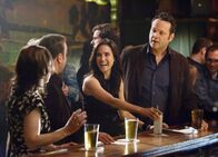 Dickste Freunde – Feuchtfröhliche Freundesrunde: Wynona Ryder als Geneva, Kevin James als Nick, Jennifer Connely als Beth, Vince Vaughn als Ronny