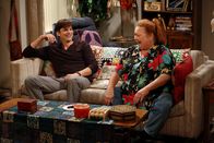 Two and a Half Men – Eine ganz besondere Geburtstagsparty: Berta (Conchata Ferrell, r.) und Walden (Ashton Kutcher, l.) ...