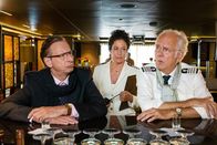 Das Traumschiff – Neben Oskar Schifferle (Harald Schmidt, r.) ist mit Jens Kessler (Ingolf Lück, l.) ein weiterer Hypochonder an Bord. Für Hanna Liebhold (Barbara Wussow, M.) keine einfache Aufgabe.