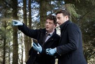 Ellis – DI Archie Dent (Josh Bolt, l.) macht Harper (Andrew Gower, r.) mit den Lokalitäten des neuen Falls vertraut.