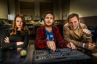 Outside the Box – Die gefakte Geiselnahme läuft unter Beobachtung von PR-Managerin Vanessa Kramer (Lavinia Wilson, l.), Videotechniker Paul (Frederik Lau, M.) und Psychologe Peter Kraußmann (Samuel Finzi, r.) aus dem Ruder.