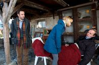 Alles Klara – Paul (Felix Eitner, l.) und Klara (Wolke Hegenbarth, M.) finden Jörg (Stephan Grossmann, r.) schlafend vor seinem Kaninchenstall.