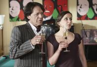 Bleib bei mir – Noch ahnt Harry (Helmut Berger) nicht, dass Vivien (Barbara Philipp) nur ein Ziel hat: an sein Geld heranzukommen.