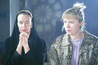 Hinter Gittern - Der Frauenknast – Ilse (Christiane Reiff) erfährt von Sofia (Gudrun Gundelach), dass die Pralinen für Mona vergiftet sind...
