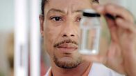 Durst! – Dr. Lawrence Carver (Giancarlo Exposito) testet das Wasser, das aus dem Chavez Reservoir stammt.