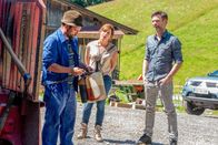 SOKO Kitzbühel – Lukas (Jakob Seeböck, r.) und Nina (Julia Cencig, M.) nehmen einige Waldarbeiter unter die Lupe, unter anderem Veith Gruber (Simon Jaritz, l.) Er begegnet dem SOKO-Team nicht gerade freundlich und kooperativ.