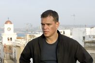 Das Bourne Ultimatum – Jason Bourne (Matt Damon) lebt als Mann ohne Heimat und ohne Vergangenheit. Er wurde von Leuten, die er nicht identifizieren kann, einem Drill unterzogen, an den er sich nicht erinnern kann - so wurde aus ihm eine zur höchsten Perfektion entwickelte menschliche Waffe ...