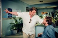 Die Inselärztin – Horst (Armin Rohde) versucht seinen aufgebrachten Sohn Martin (Ole Fischer) zur Vernunft zu bringen.