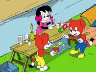 Fix & Foxi – "Fix & Foxi", "Die Popcornkonferenz / Wenn Strom schwimmt / Lupo ist bedient / Baum in Not." Die Popcornkonferenz:Fix und Foxi sind begeistert, denn die Popcorn produzierende Pflanze von Professor Knox verspricht der Renner des Flohmarktes zu werden. Doch die Freude währt nicht lang, denn Wurst-Maxe ist sauer auf die Konkurrenz und klaut die Pflanze samt Omas Wagen und Schnucki.Wenn Strom schwimmt:Professor Knox will die Tiefsee erforschen und nimmt Fix und Foxi und Lupinchen mit auf die Reise. Als er mitsamt seiner Taucherglocke vom Boot getrennt wird und im Meer versinkt, müssen sich die Freunde schnell etwas einfallen lassen.Lupo ist bedient:Bei einer Dinnerparty stellt Professor Knox seine neuen Dienstboten-Roboter vor. Lupo ist selbstverständlich begeistert und träumt davon, immer bedient zu werden. Schließlich täuscht er einen Unfall vor, um seinen Traum wahr zu machen.Baum in Not:Nachbar Breitmaul will den Baum fällen, in dem die Zwillinge ein Baumhaus gebaut haben. Und das empfinden Pip und Pep als offizielle Kriegserklärung.