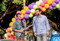Modern Family – Phil (Ty Burrell, r.), Gitarrist (Darin Toonder)