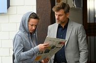 WaPo Bodensee – Torsten Drescher (Jens Atzorn, r.) muss gerade feststellen, dass Doreen (Laura Sundermann, l.) die Säureangriffe gar nicht gut heißt.