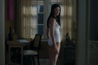 The Unborn – Casey (Odette Yustman) spürt, dass sie nicht allein in ihrem Zimmer ist.