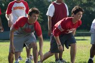 Footloose – Bereits am ersten Tag an der neuen Schule lernt Ren (Kenny Wormald, l.) den besonnenen Willard (Miles Teller, r.) kennen. Der macht ihm klar, dass das Tanzen im ganzen Ort für Jugendliche streng verboten ist und Verstöße schwer geahndet werden ...