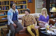The Big Bang Theory – Überlegen, wie sie Thanksgiving verbringen können: Howard (Simon Helberg, M.), Bernadette (Melissa Rauch, r.) und Raj (Kunal Nayyar, l.) ...