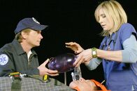 Scrubs - Die Anfänger – Elliott (Sarah Chalke, r.) sucht, nachdem sie einen Patienten falsch intubiert hat, Rat bei Dr. Casey (Michael J. Fox, l.), der jedoch momentan ganz andere Interessen verfolgt ...