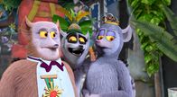 King Julien – Inzwischen sind auch Barty (l.) und seine Frau Julienne (r.) im Königreich mit Onkel William im Schlepptau angekommen. Sie sind ein wenig irritiert wegen der chaotischen Zustände, doch Julien (Mitte) vermittelt und beruhigt sie.