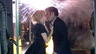 Doctor Who – Astrid Peth (Kylie Minogue) und Doctor Who (David Tennant) küssen sich.