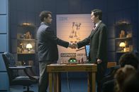 Rematch – Garry Kasparov (Christian Cooke, li.) und PC (Orion Lee, re.) schütteln sich zwar die Hände, doch Garry spielt gegen PCs Erfindung – den Supercomputer „Deep Blue“.