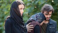 Mordkommission Istanbul – Selma (Saralisa Volm, li.) auf der Beerdigung ihres Mannes, dessen Leiche verbrannt aufgefunden wurde.