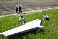 Mayday - Alarm im Cockpit – Deepak Joshi (Richard Young, vorne l.) und Jim Ritter (Noah Davis, vorne r.) untersuchen das Höhenleitwerk des Continental Express Pendler Jets, welches ca. 6000 Meter entfernt von der Absturzstelle des Continental Express Embraer Flugs 2574 aufgefunden wurde ...