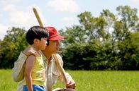 Minari – Jacob (Steven Yeun, re.) setzt alles auf den Erfolg seiner Farm und zeigt seinem Sohn David (Alan Kim, li.) die Felder, auf denen er das Fundament für eine bessere Zukunft legen will.