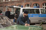Der letzte Bulle – Mick (Henning Baum, r.) und Andreas (Maximilian Grill, M.)