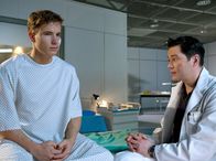 In aller Freundschaft – Dr. Philipp Brentano (Thomas Koch, rechts) spricht Mirko Kowalski (Martin Goeres) auf die Entzugserscheinungen an, doch Mirko blockt ihn ab und versichert, keine verbotenen Substanzen zu nehmen.