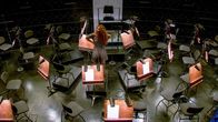 Alles neu an der Volksoper – Lotte de Beer im leeren Orchestergraben.