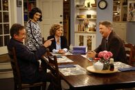 Last Man Standing – L-R: Mike Baxter (Tim Allen), Mandy Baxter (Molly Ephraim), Vanessa Baxter (Nancy Travis) und Reverend Paul (Bill Engvall)