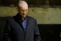 24: Legacy – Eigentlich erhofft sich Eric von Gabriel (Andrew Howard), den möglichen Aufenthaltsort der Terroristengruppe zu erfahren. Doch Gabriels vertraut ihm noch nicht ...